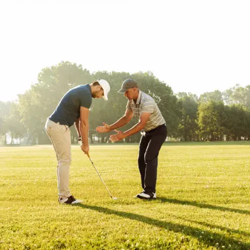 joven deportista practicando golf su profesor
