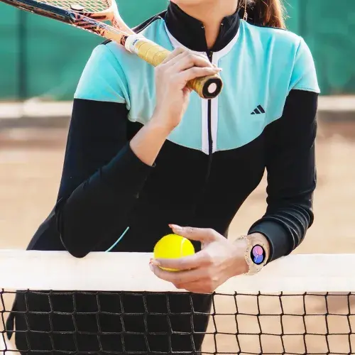Mujer entrendando tenis y probando los deportivos del galaxy watch 5