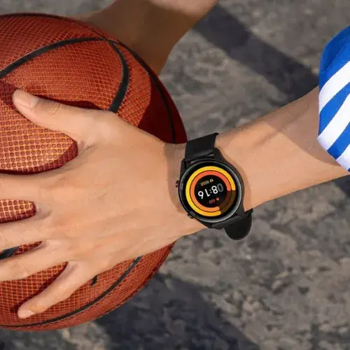 Personas jugando basket mientras usa un reloj inteligente de la marca Xiaomi modelo Mi Watch Negro