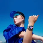 mujer deportista con ropa azul usando un galaxy watch 5 con correa rosa